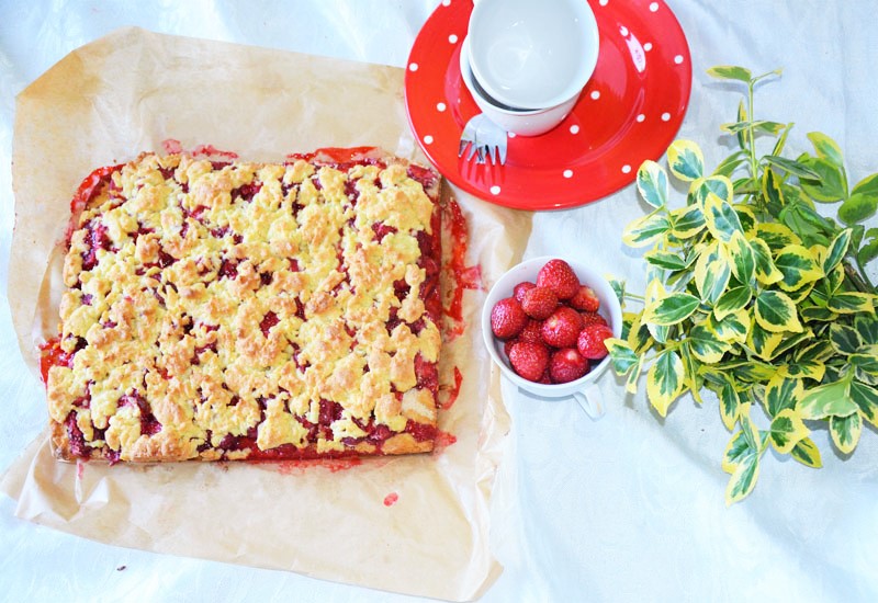 Kruche kokosowe ciasto z truskawkami