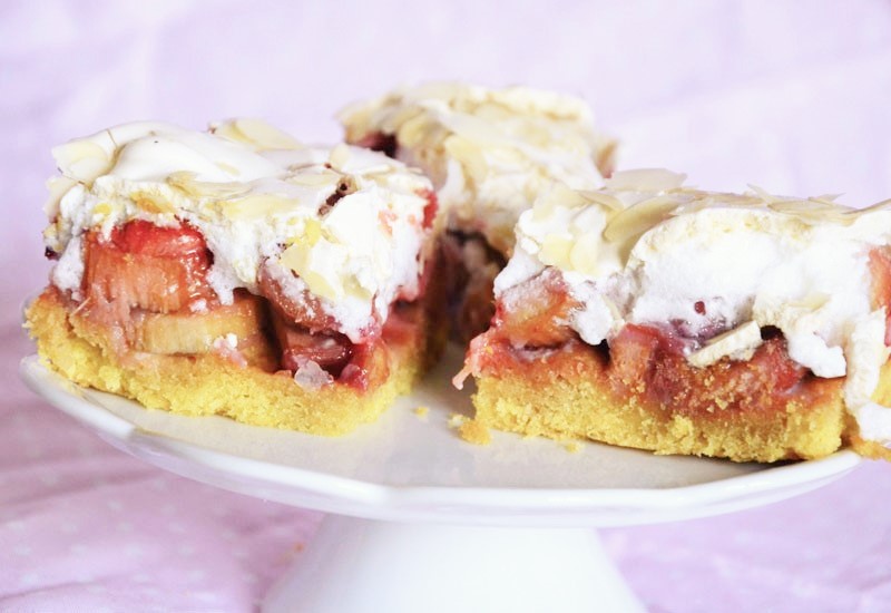 Kruche ciasto z rabarbarem truskawkami i bezą