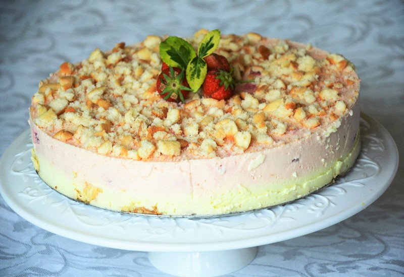 Kremowy sernik na zimno z truskawkami