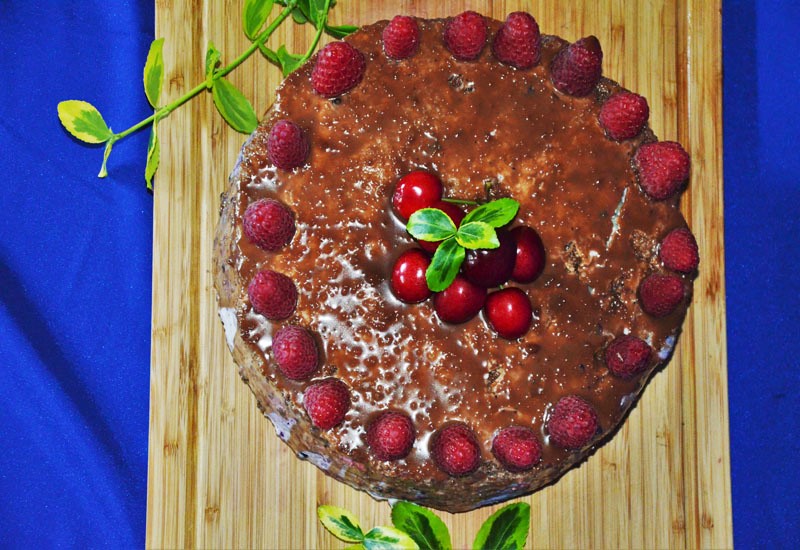 Tort śmietankowy z frużeliną jagodową i malinami