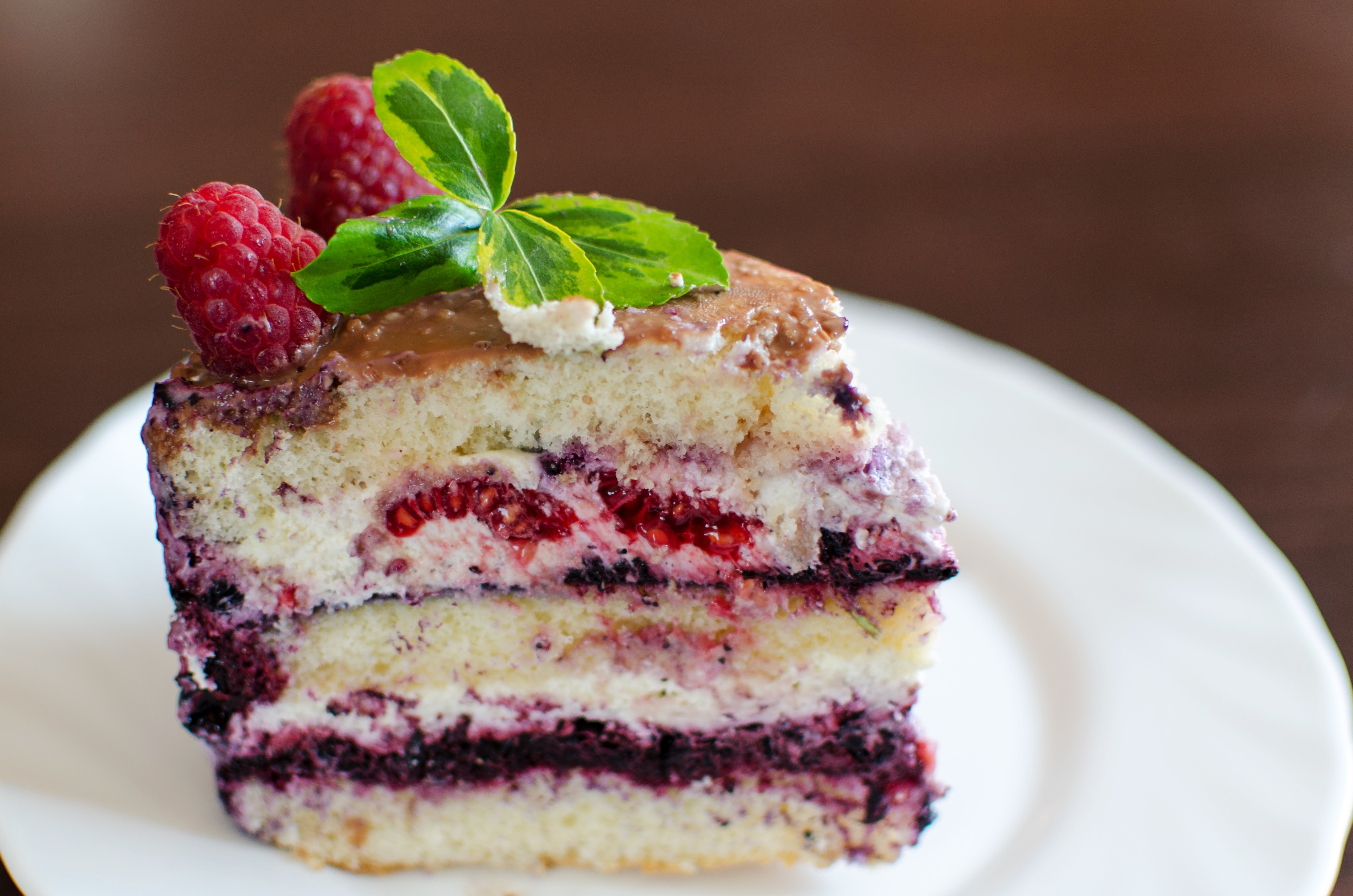 Tort śmietankowy z frużeliną jagodową i malinami