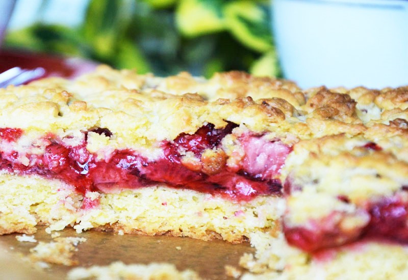 Kruche kokosowe ciasto z truskawkami