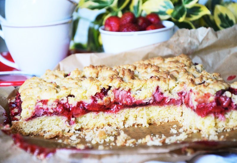 Kruche kokosowe ciasto z truskawkami