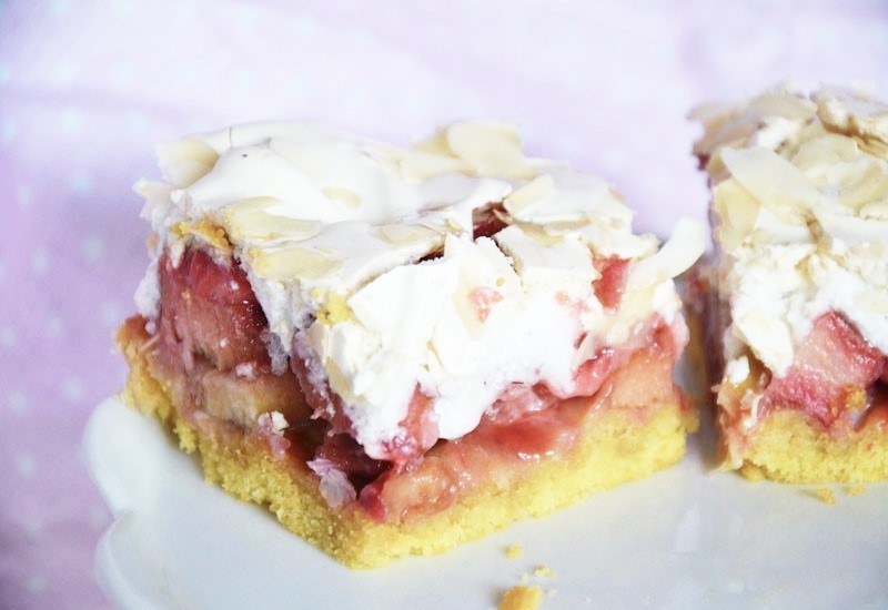 Kruche ciasto z rabarbarem truskawkami i bezą