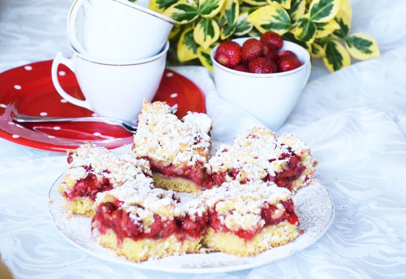 Kruche kokosowe ciasto z truskawkami