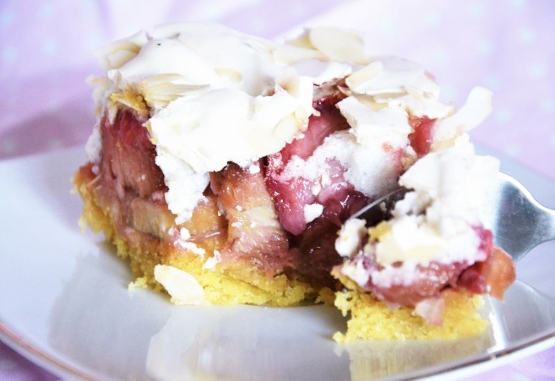 Kruche ciasto z rabarbarem truskawkami i bezą