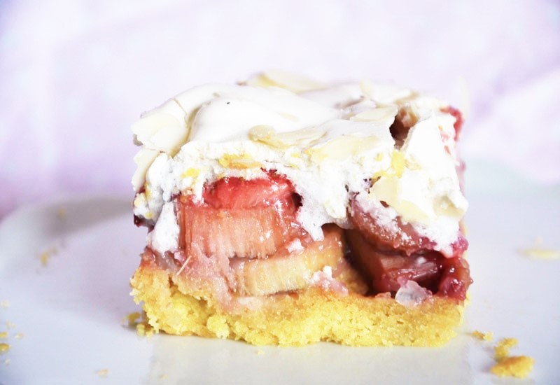 Kruche ciasto z rabarbarem truskawkami i bezą