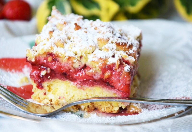 Kruche kokosowe ciasto z truskawkami