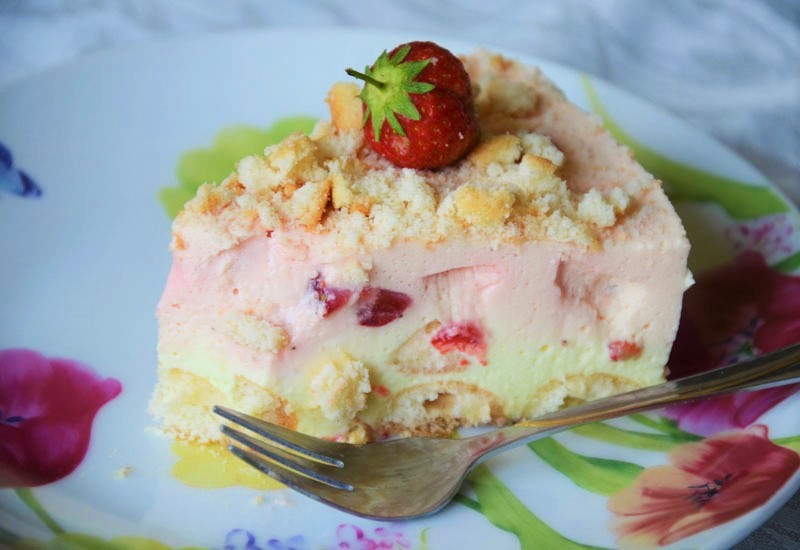 Kremowy sernik na zimno z truskawkami