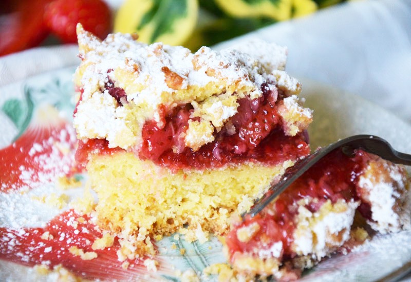 Kruche kokosowe ciasto z truskawkami