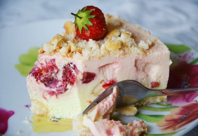 Kremowy sernik na zimno z truskawkami