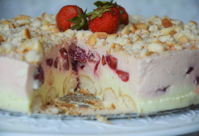 Kremowy sernik na zimno z truskawkami