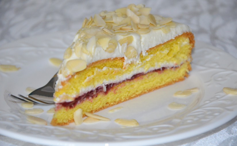 Biszkopt z konfiturą truskawkową i kremem kokosowym