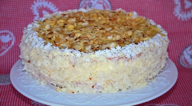 Biały tort z kremem waniliowym i konfiturą wiśniową