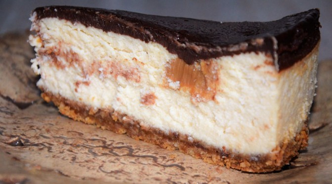 Sernik fistaszkowy z kajmakiem i zapiekaną polewą czekoladową