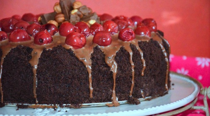 Czekoladowy tort z konfiturą wiśniową i praliną orzechowo-kukurydzianą