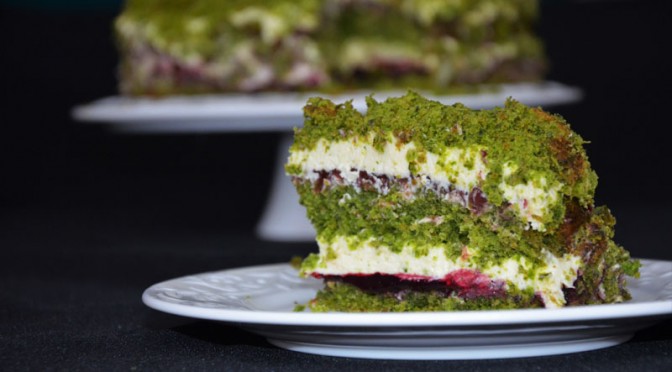 Tort szpinakowy z kremem budyniowym i konfiturą porzeczkową