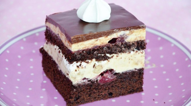 Kostka czekoladowo-chałwowa z konfiturą wiśniową i bezami