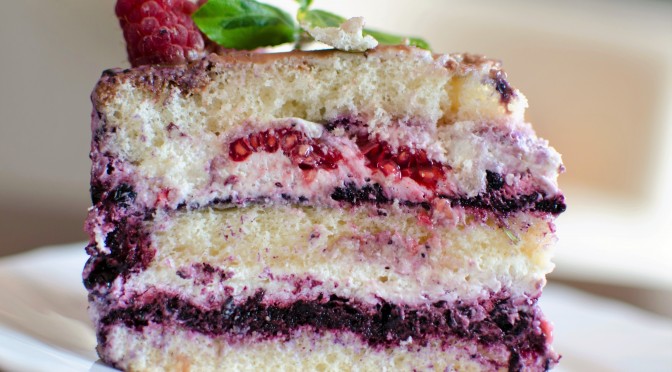 Tort śmietankowy z frużeliną jagodową i malinami