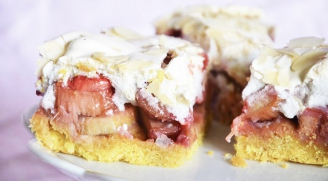 Kruche ciasto z rabarbarem, truskawkami i bezą