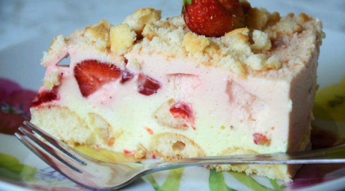 Kremowy sernik na zimno z truskawkami i pianką truskawkową