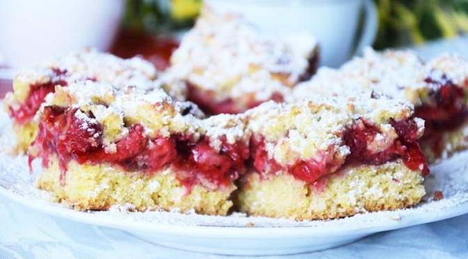 Kruche, kokosowe ciasto z truskawkami