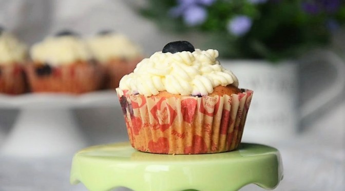 Muffinki z borówkami i kremem śmietankowo-waniliowym