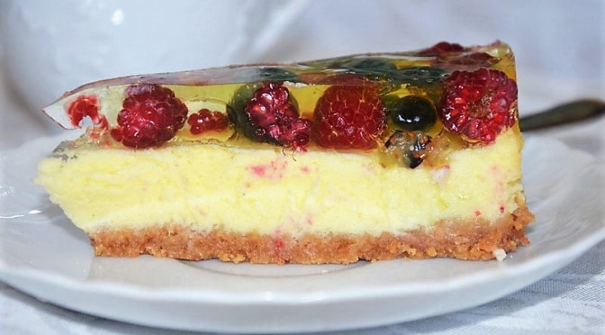 Delikatny sernik waniliowy z owocami lata i cytrynową galaretką