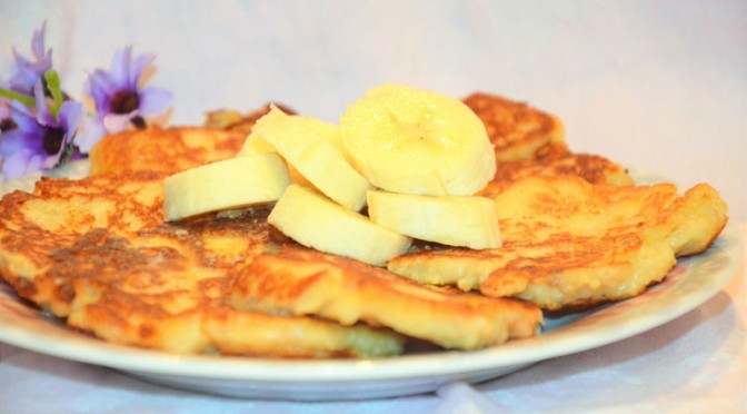 Zdrowe placuszki owsiano-twarogowe z bananem i miodem