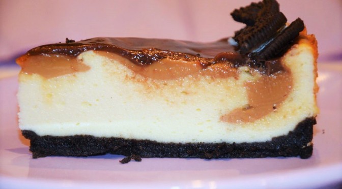 Kremowy sernik z kajmakiem i ciasteczkami oreo
