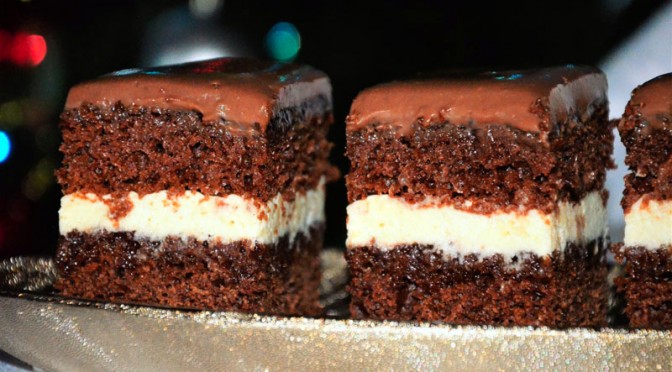 Mięciutki piernik z kremem budyniowym i powidłami węgierkowymi z  polewą czekoladową