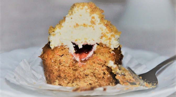 Muffinki marchewkowe z konfiturą truskawkową i kremem waniliowo-pomarańczowym