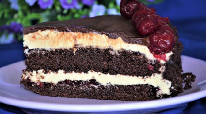 Tort czekoladowo-chałwowy z konfiturą z czarnej porzeczki i wiśniami