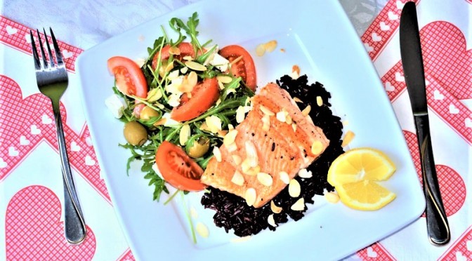 Pstrąg łososiowy z czarnym ryżem i sałatką z rukoli z płatkami migdałowymi