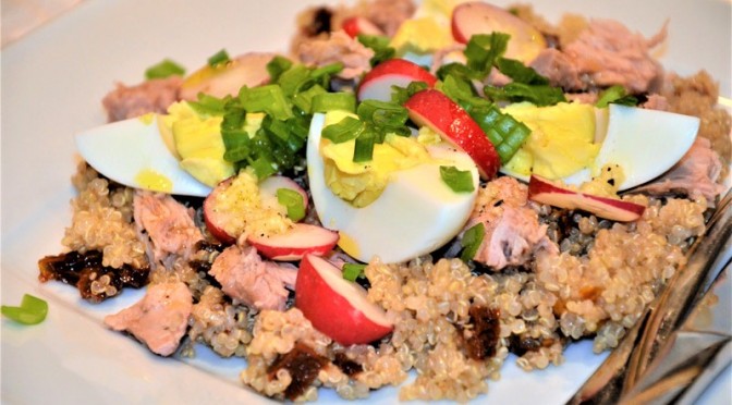 Sałatka z komosą ryżową, suszonymi pomidorami, tuńczykiem i jajkiem