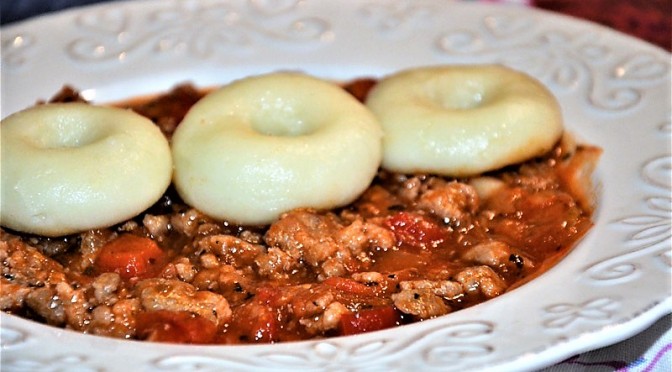 Kluski śląskie z sosem mięsno-warzywnym