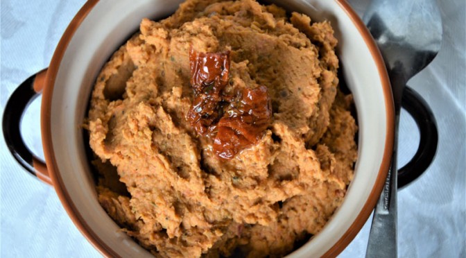 Hummus z suszonymi pomidorami