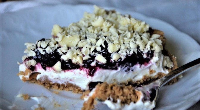 Tarta ciasteczkowa z kajmakiem, kremem śmietankowym, dżemem z czarnej porzeczki i białą czekoladą. Przepyszna!