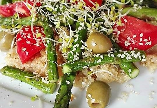 Sałatka z komosą ryżową, szparagami, pomidorami, oliwkami i sezamem.