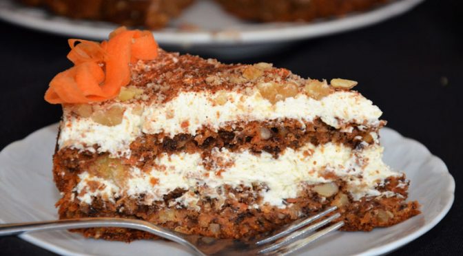 Ciasto marchewkowo-orzechowe z kremem waniliowym