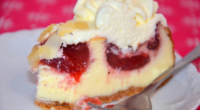Kremowy sernik z frużeliną truskawkową i kremem waniliowym